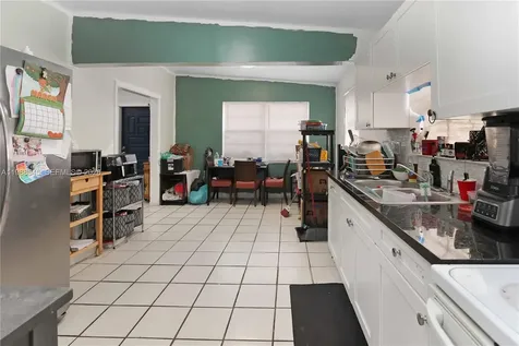 528 E 10th Street Hialeah FL 33010
