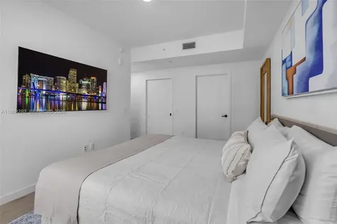 225 N Miami Miami FL 33131