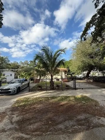 551-553 NE 133rd Street North Miami FL 33161