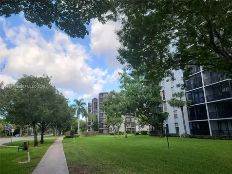 3475 N Country Club Drive Aventura FL 33180