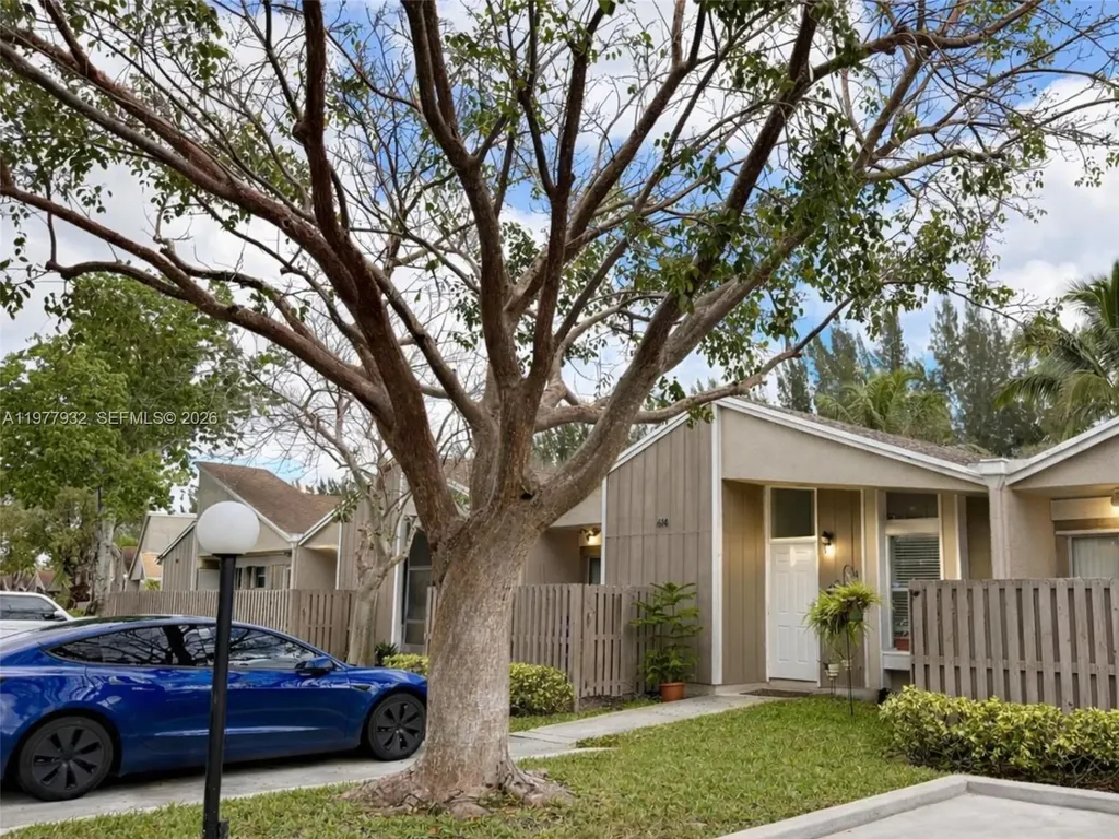 614 Woodgate Circle Sunrise FL 33326