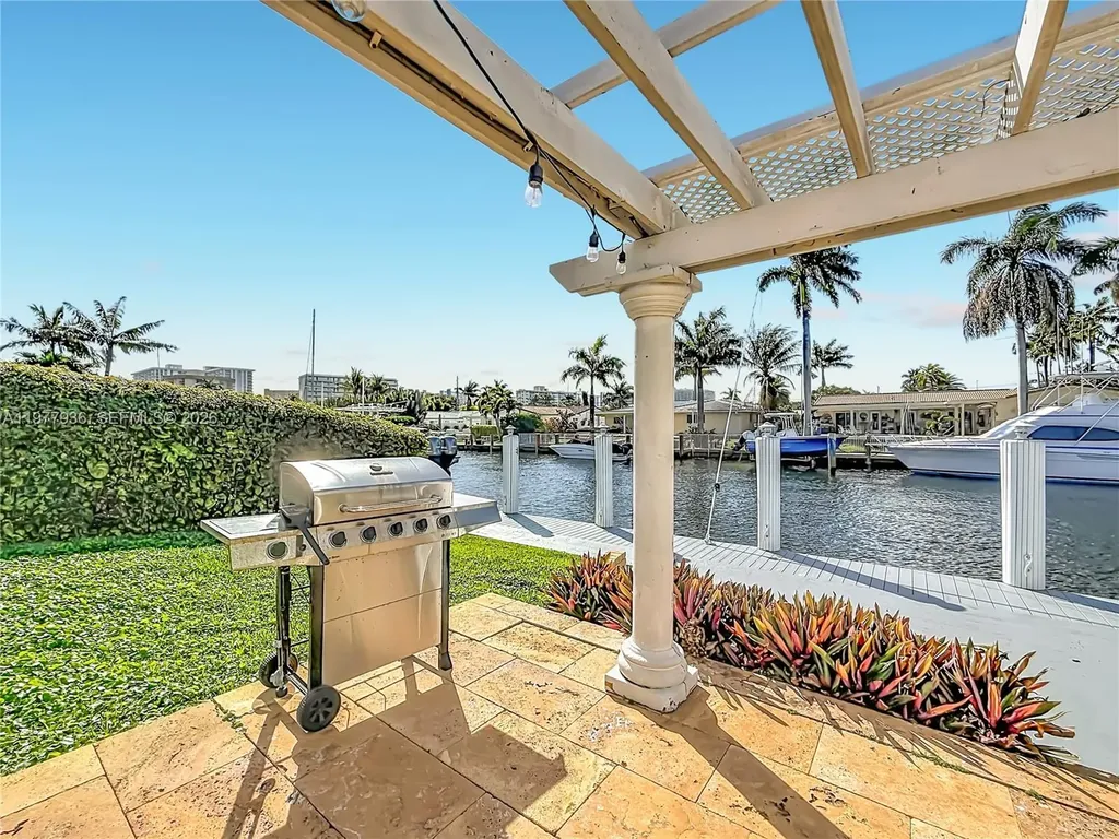 2770 NE 8th Court Pompano Beach FL 33062