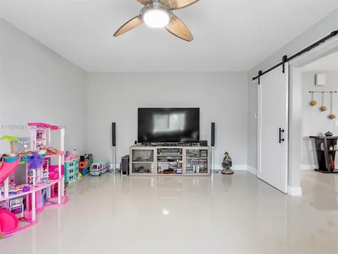 5620 SW 9th Street Plantation FL 33317