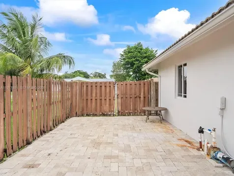 5620 SW 9th Street Plantation FL 33317