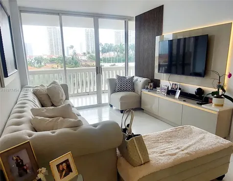 1000 W Island Boulevard Aventura FL 33160