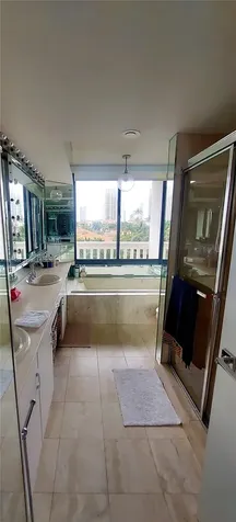1000 W Island Boulevard Aventura FL 33160
