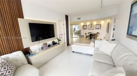 1000 W Island Boulevard Aventura FL 33160