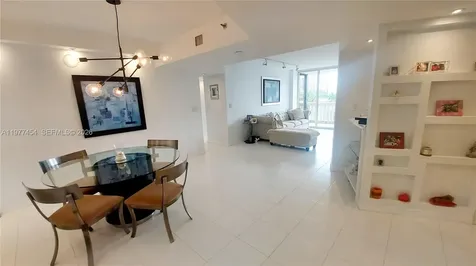 1000 W Island Boulevard Aventura FL 33160