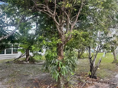 4933 NW 42nd Street Lauderdale Lakes FL 33319