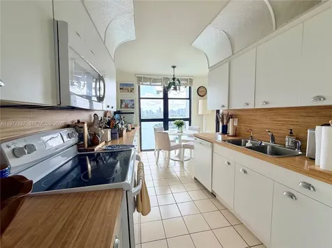 9 Island Avenue Miami Beach FL 33139