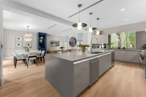 2887 Pine Tree Drive Miami Beach FL 33140