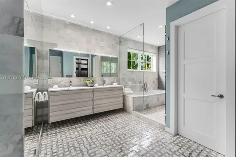 2887 Pine Tree Drive Miami Beach FL 33140