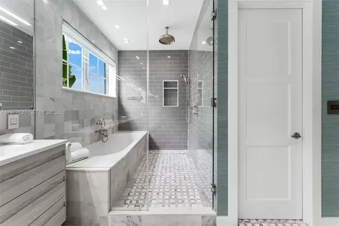 2887 Pine Tree Drive Miami Beach FL 33140