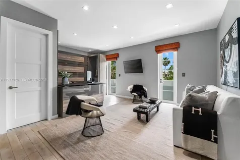 2887 Pine Tree Drive Miami Beach FL 33140