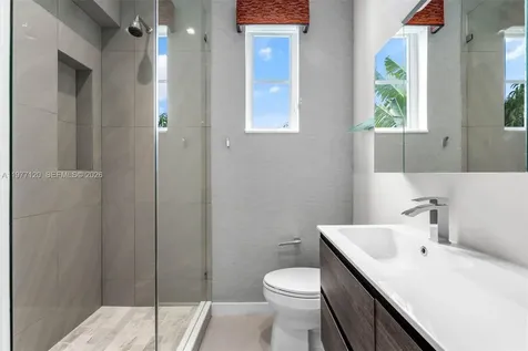 2887 Pine Tree Drive Miami Beach FL 33140