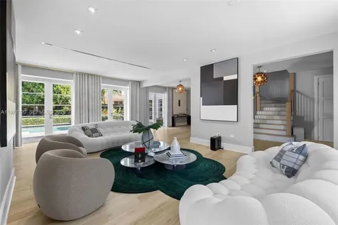 2887 Pine Tree Drive Miami Beach FL 33140