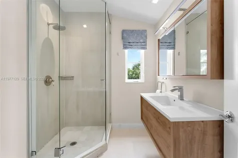 2887 Pine Tree Drive Miami Beach FL 33140
