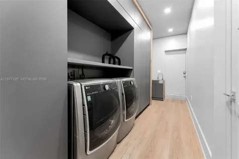 2887 Pine Tree Drive Miami Beach FL 33140