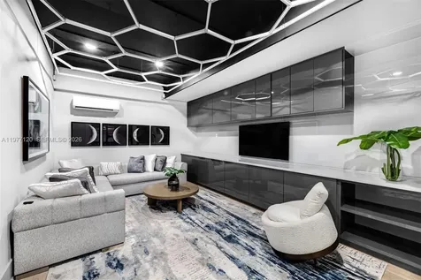2887 Pine Tree Drive Miami Beach FL 33140