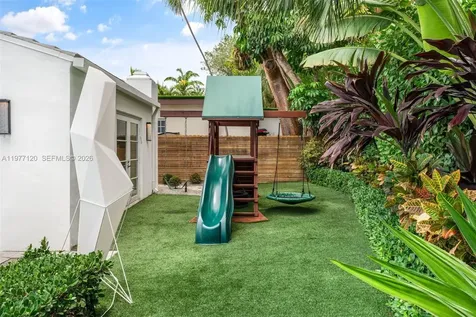 2887 Pine Tree Drive Miami Beach FL 33140