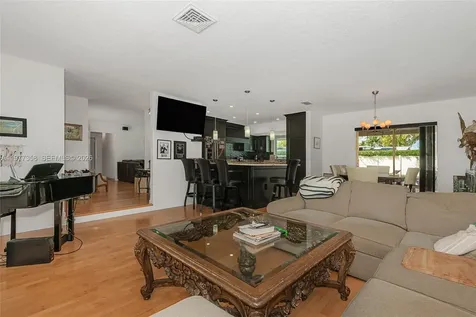 3900 N 43rd Avenue Hollywood FL 33021