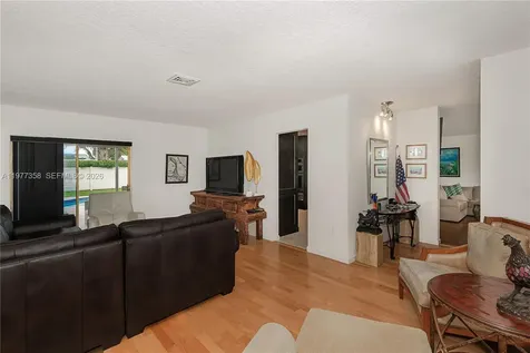 3900 N 43rd Avenue Hollywood FL 33021