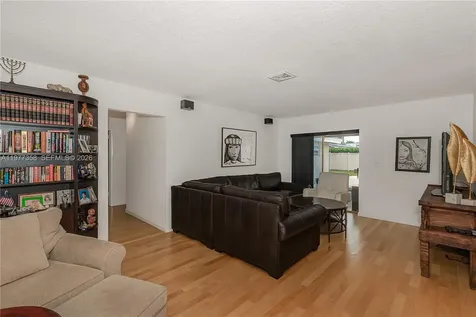 3900 N 43rd Avenue Hollywood FL 33021