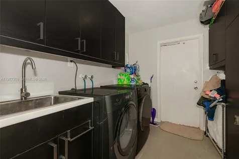 3900 N 43rd Avenue Hollywood FL 33021