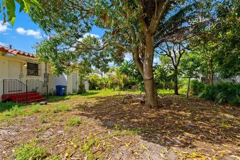 9201 NW 33rd Avenue Road Miami FL 33147
