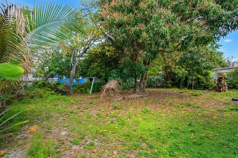 9201 NW 33rd Avenue Road Miami FL 33147