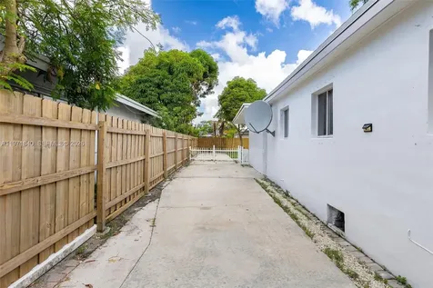 132 SW 2nd Avenue Hallandale Beach FL 33009