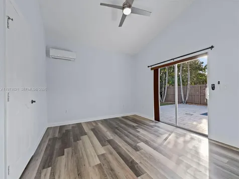 704 SE 14th Place Homestead FL 33033
