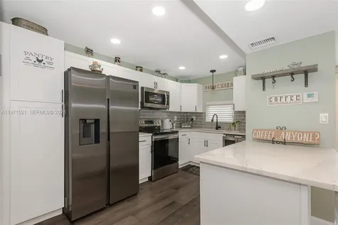 9811 N Hollybrook Lake Drive Pembroke Pines FL 33025