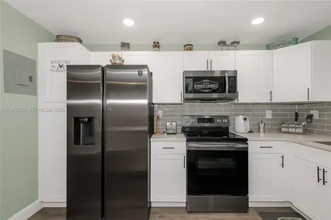 9811 N Hollybrook Lake Drive Pembroke Pines FL 33025