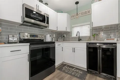 9811 N Hollybrook Lake Drive Pembroke Pines FL 33025