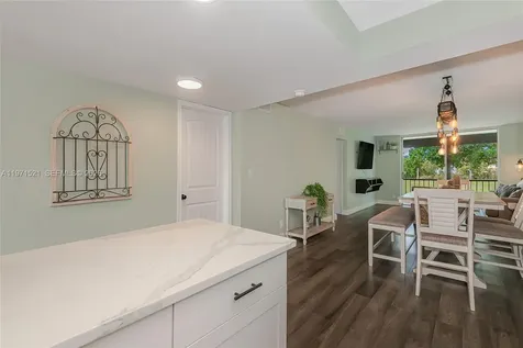 9811 N Hollybrook Lake Drive Pembroke Pines FL 33025