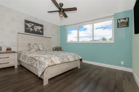 9811 N Hollybrook Lake Drive Pembroke Pines FL 33025