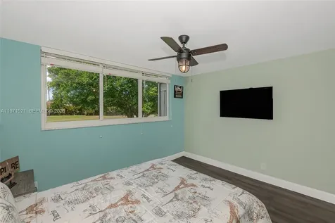 9811 N Hollybrook Lake Drive Pembroke Pines FL 33025