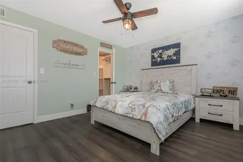 9811 N Hollybrook Lake Drive Pembroke Pines FL 33025