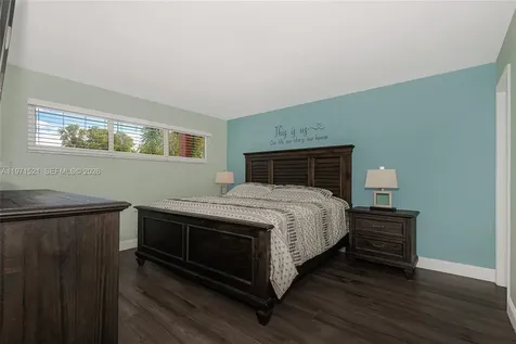 9811 N Hollybrook Lake Drive Pembroke Pines FL 33025