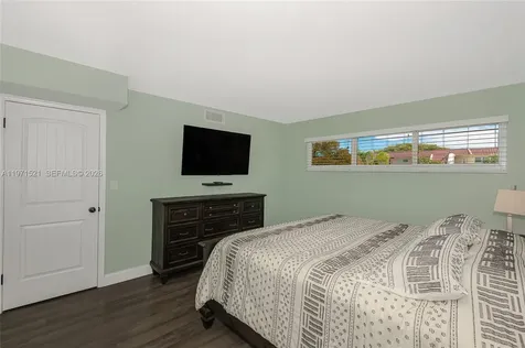 9811 N Hollybrook Lake Drive Pembroke Pines FL 33025