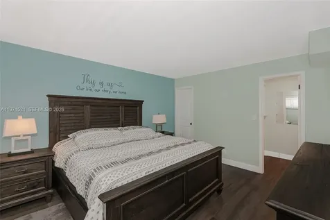 9811 N Hollybrook Lake Drive Pembroke Pines FL 33025