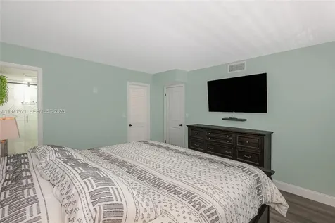 9811 N Hollybrook Lake Drive Pembroke Pines FL 33025