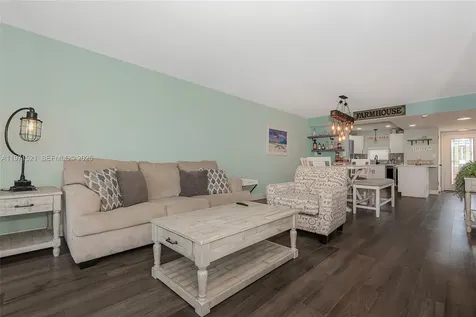 9811 N Hollybrook Lake Drive Pembroke Pines FL 33025