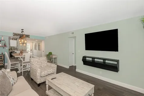 9811 N Hollybrook Lake Drive Pembroke Pines FL 33025