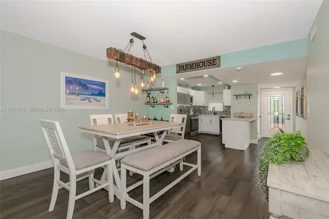 9811 N Hollybrook Lake Drive Pembroke Pines FL 33025