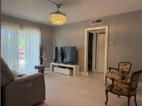 5270 NE 6th Avenue Oakland Park FL 33334