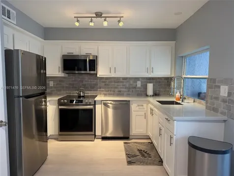 5270 NE 6th Avenue Oakland Park FL 33334