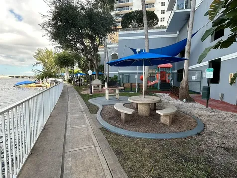 5085 NW 7th Street Miami FL 33126