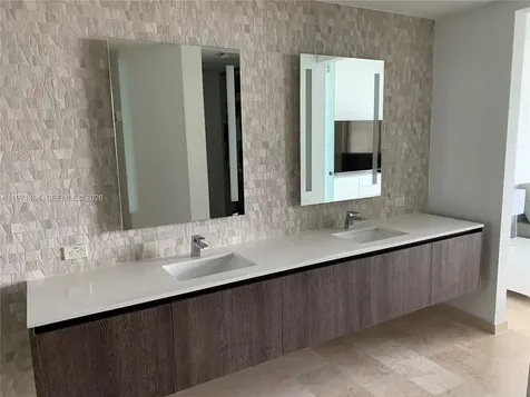 68 SE 6th Street Miami FL 33131